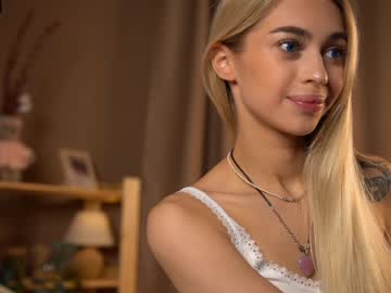 hot cam girl cuteelsa_ image #3452824