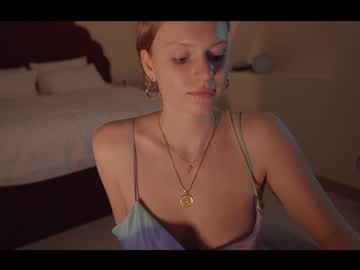 hot cam girl chillwithkira image #1051101