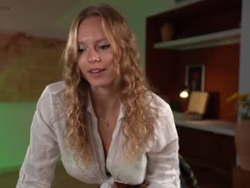 hot cam girl chillwithkira image #1950688